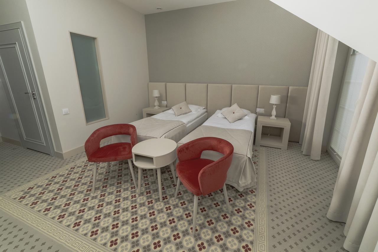Basniowa Hotel Wyszkow Bagian luar foto